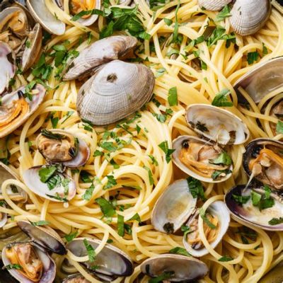  Spaghetti alle Vongole!  A Symphony of Briny Freshness and Tangy Tomato Embrace