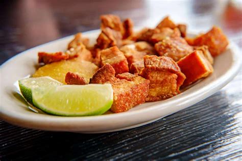  Chicharrón de Cerdo: Một Món Ă Ngon Giòn Rụm Vừa Cay Nóng Lại Thơm Ngậy